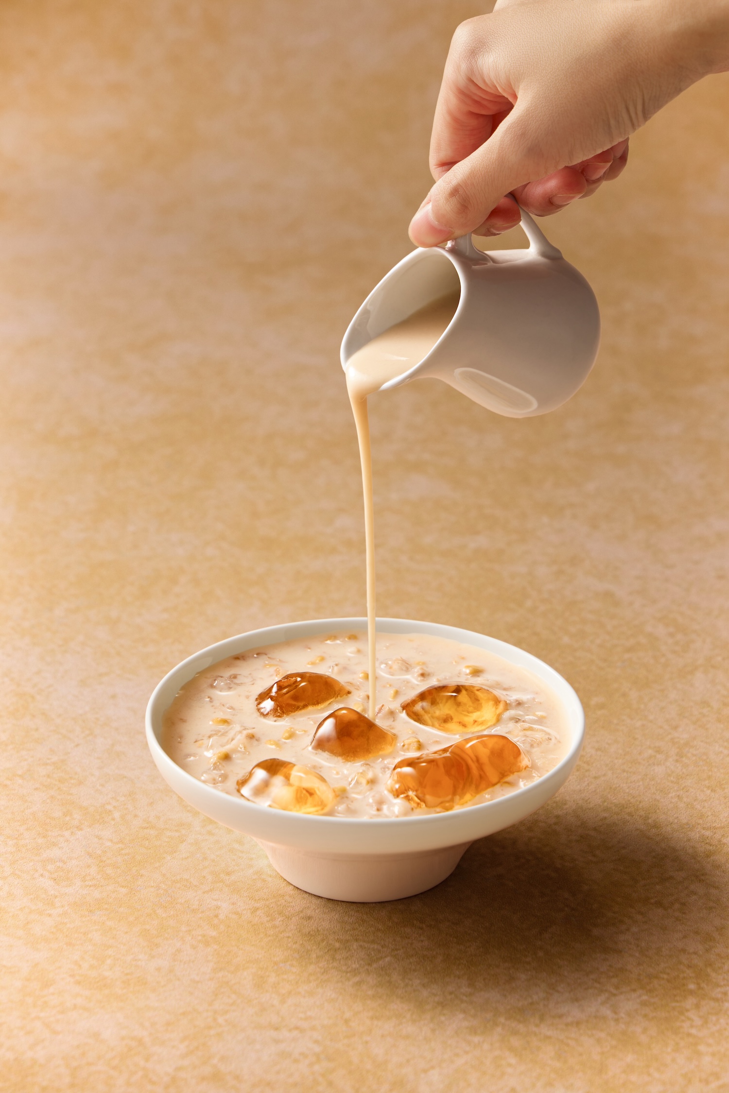 燕窝牛乳炖桃胶