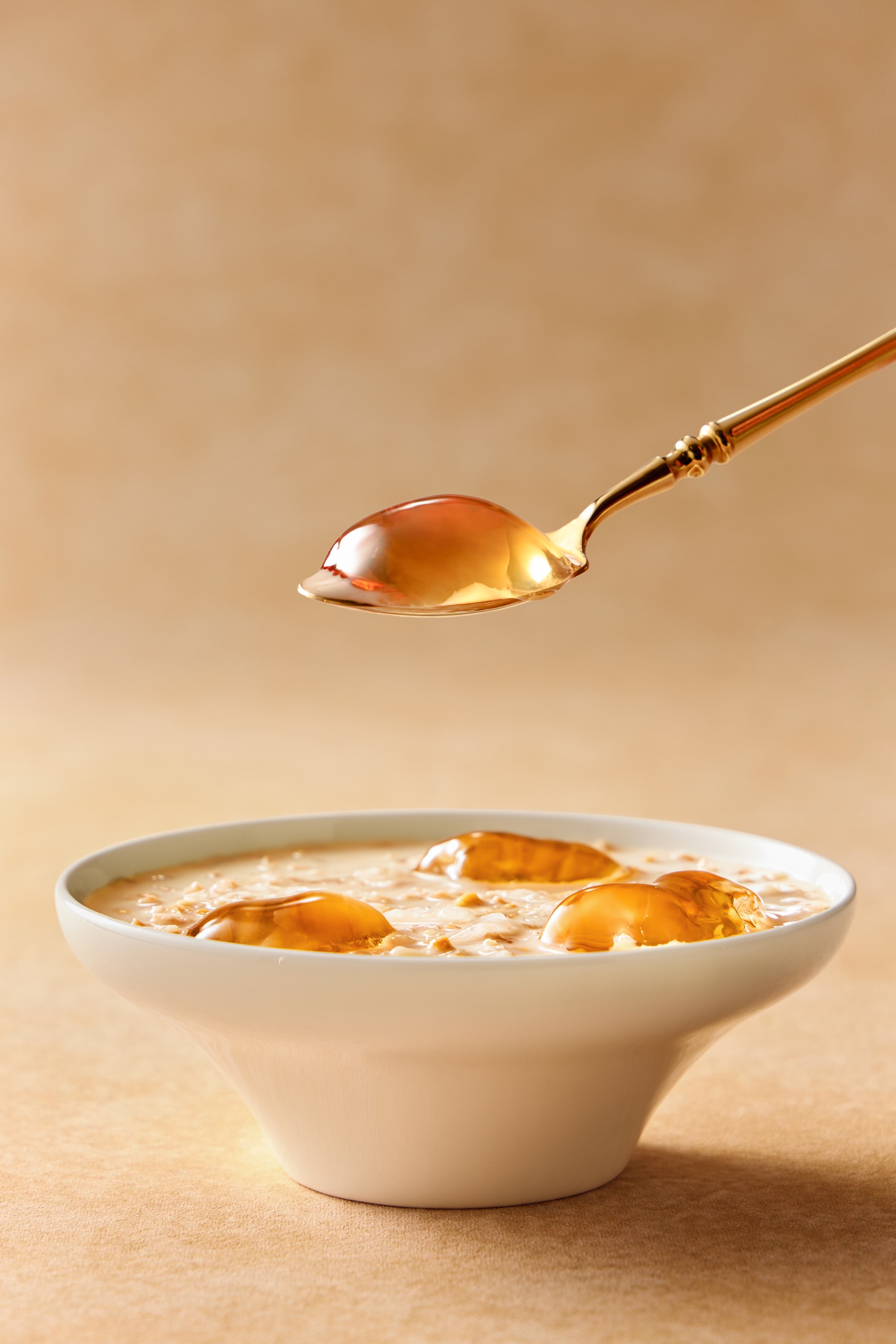 燕窝牛乳炖桃胶